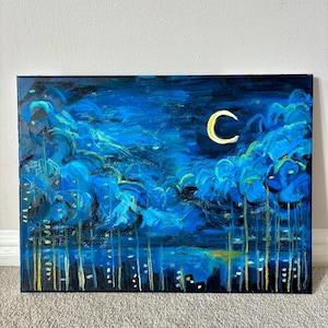 K&ouml;nnte beinhalten: Ein Acrylgem&auml;lde einer Nachtszene mit einem Halbmond. Das Kunstwerk zeigt einen dunkelblauen Himmel mit flauschigen blauen Wolken und eine Stadtsilhouette am unteren Rand. Gelbe und wei&szlig;e Lichter s&auml;umen die Stadtlandschaft.