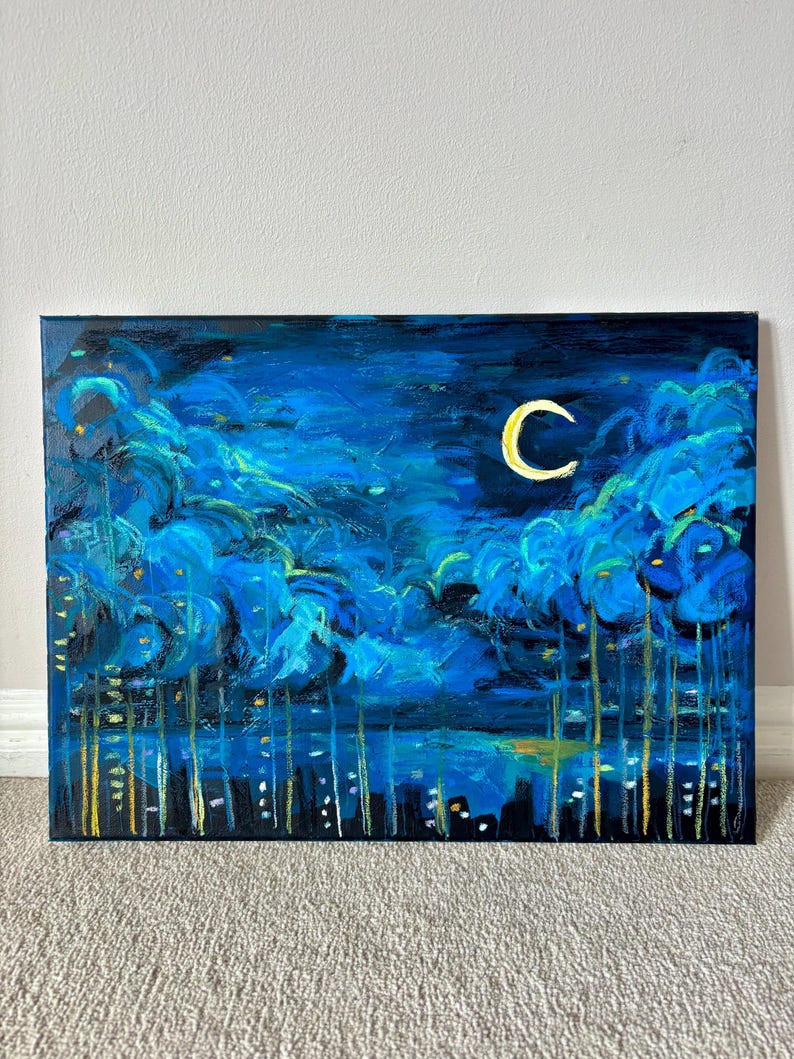 K&ouml;nnte beinhalten: Ein Acrylgem&auml;lde einer Nachtszene mit einem Halbmond. Das Kunstwerk zeigt einen dunkelblauen Himmel mit flauschigen blauen Wolken und eine Stadtsilhouette am unteren Rand. Gelbe und wei&szlig;e Lichter s&auml;umen die Stadtlandschaft.