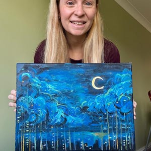 K&ouml;nnte beinhalten: Ein originales Acrylgem&auml;lde einer Nachtszene mit einem Halbmond und einer Skyline. Das Kunstwerk zeigt Blaut&ouml;ne und Gelb, mit strukturierten Pinselstrichen. Das Gem&auml;lde befindet sich auf einer gespannten Leinwand.