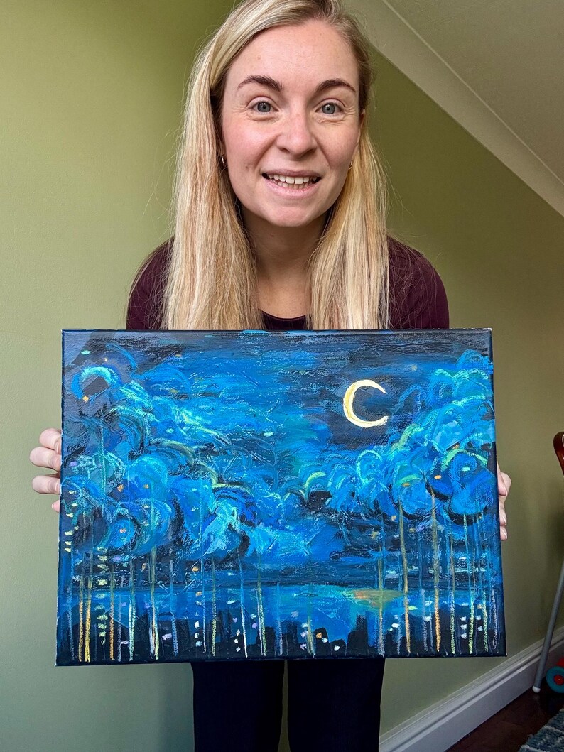 K&ouml;nnte beinhalten: Ein originales Acrylgem&auml;lde einer Nachtszene mit einem Halbmond und einer Skyline. Das Kunstwerk zeigt Blaut&ouml;ne und Gelb, mit strukturierten Pinselstrichen. Das Gem&auml;lde befindet sich auf einer gespannten Leinwand.