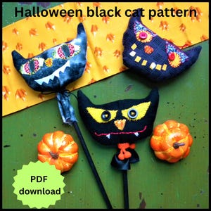 Op de afbeelding: Een Halloween-afbeelding met zwarte katpatronen en oranje pompoenen. De katten zijn gemaakt van stof, met gele ogen en decoratieve details. De tekst "Halloween black cat pattern" en "PDF download" zijn zichtbaar.