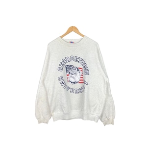 Könnte beinhalten: Ein grauer Pullover mit einem weißen und blauen Grafikdruck eines Bulldogs, der einen Hut trägt und eine amerikanische Flagge hält. Die Grafik ist von einem Kreis mit dem Text "GEORGETOWN UNIVERSITY" umgeben.