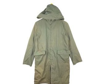 Könnte beinhalten: Eine lange, grüne Kapuzenjacke mit Reißverschluss und zwei Taschen. Die Jacke hat eine lockere Passform und ist aus einem leichten Stoff gefertigt.