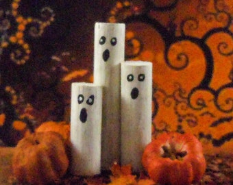 Dollhouse miniature accessory in twelfth scale or 1:12 scale. Halloween round ghost polls. Item #N686.