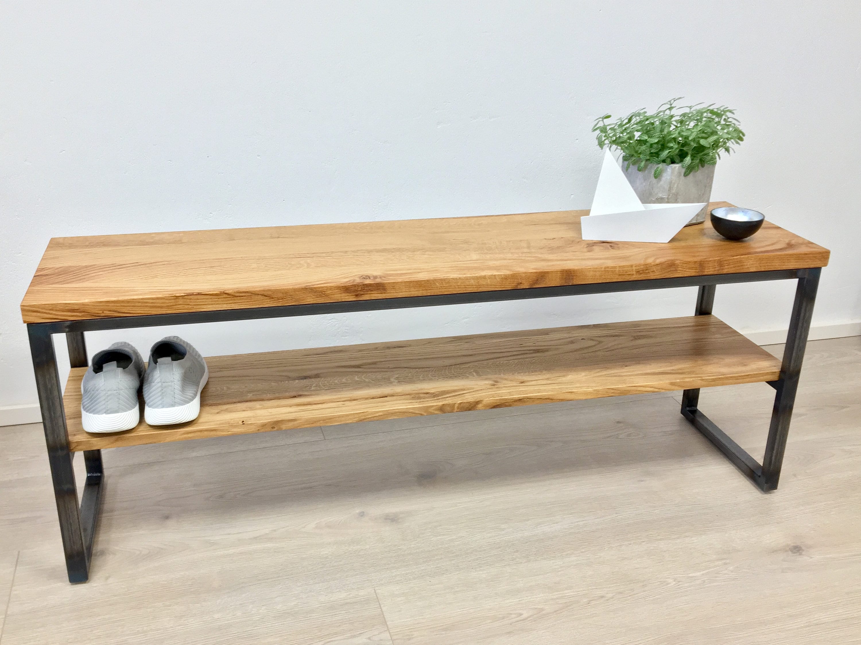 Sitzbank aus Eiche mit Schuhablage | Handmade Industrial Bank | Flurbank massiv Holz Metall | Garderobenbank modern | Schuhregal