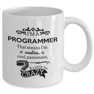Op de afbeelding: Witte keramische koffiemok met zwarte tekst die "Ik ben een programmeur. Dat betekent dat ik creatief, cool, gepassioneerd en een beetje gek ben".