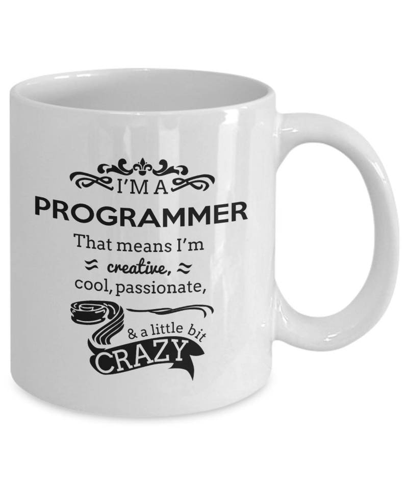 Op de afbeelding: Witte keramische koffiemok met zwarte tekst die "Ik ben een programmeur. Dat betekent dat ik creatief, cool, gepassioneerd en een beetje gek ben".
