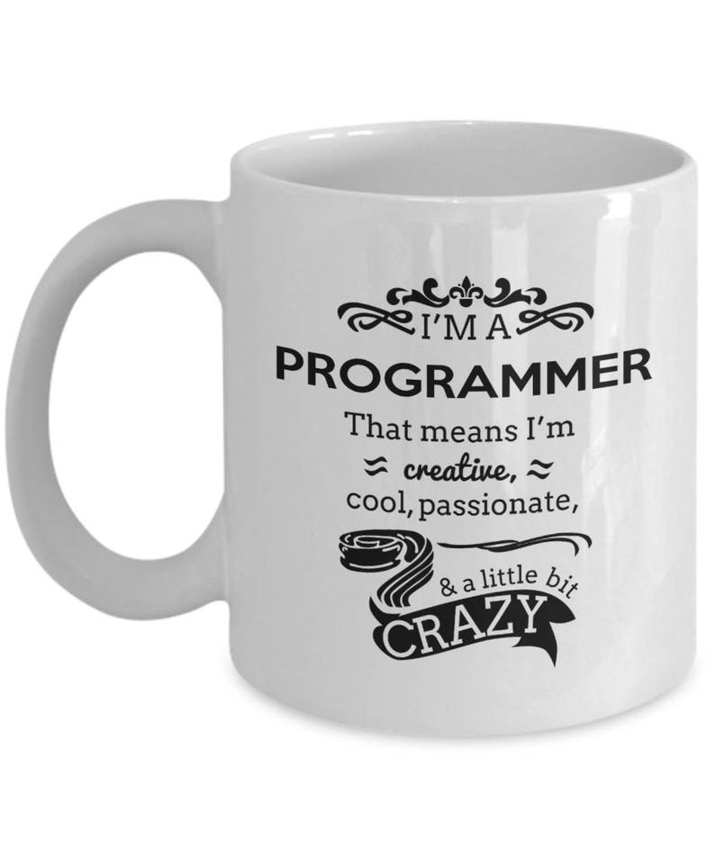 Op de afbeelding: Een witte keramische koffiemok met een zwart ontwerp met de tekst "Ik ben een programmeur. Dat betekent dat ik creatief, cool, gepassioneerd en een beetje gek ben."