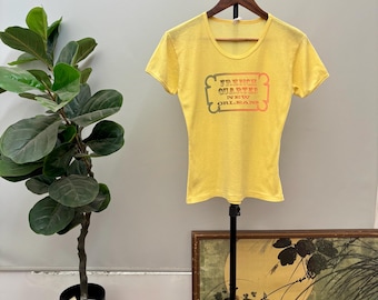Camiseta vintage de los años 70 del Barrio Francés de Nueva Orleans / Top corto amarillo con lugares de viaje