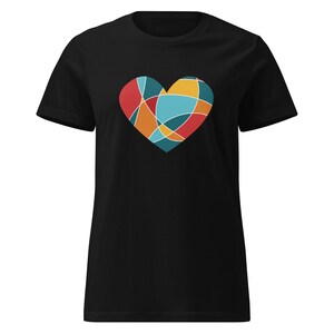 Può includere: T-shirt nero con un design a cuore multicolore. Il cuore è segmentato in varie forme e riempito con colori rosso, arancione, giallo, blu e turchese. La maglietta ha maniche corte e girocollo.