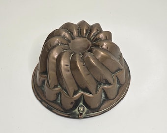 Vintage Copper Jello Mold, Bundt Cake Pan Wall Hanging Decor - 1970's 6"x 3"