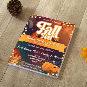 K&ouml;nnte beinhalten: Ein farbenfrohes Fall Fest-Flyer mit Text, einem K&uuml;rbis und einem Korb mit &Auml;pfeln. Der Flyer liegt auf einer Holzoberfl&auml;che mit einem Tannenzapfen und Herbstbl&auml;ttern. Der Text des Flyers enth&auml;lt Datum, Uhrzeit und Veranstaltungsdetails.