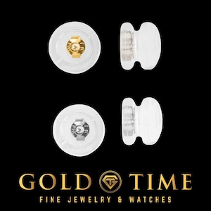Peut inclure: Gros plan sur quatre fermoirs de boucles d'oreilles. Deux sont dorés et deux sont argentés, sertis dans du plastique transparent et arrondi. Les fermoirs sont présentés sur fond noir. Le logo Gold Time est en bas.