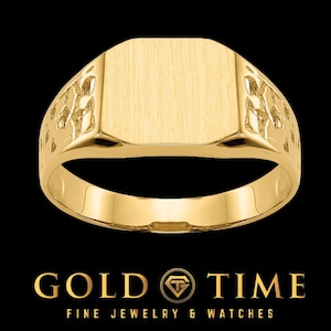 Puede incluir: Un anillo de sello de oro amarillo con una superficie superior rectangular cepillada y lados texturizados estilo pepita. El anillo se muestra sobre el texto GOLD TIME FINE JEWELRY & WATCHES, impreso en letras doradas sobre un fondo negro.