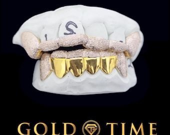 Puede incluir: Un molde dental con un conjunto de fundas dentales de oro personalizadas. La fila superior tiene un acabado dorado mate texturizado, mientras que la fila inferior consta de cuatro dientes de oro lisos y pulidos. Texto GOLD TIME debajo.