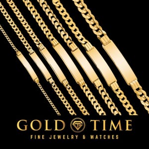 Könnte beinhalten: Goldarmbänder mit verschiedenen Kettendesigns und rechteckigen Namensschildern. Der Schmuck ist vor einem schwarzen Hintergrund platziert. Das Gold Time-Logo ist unten im Bild zu sehen.