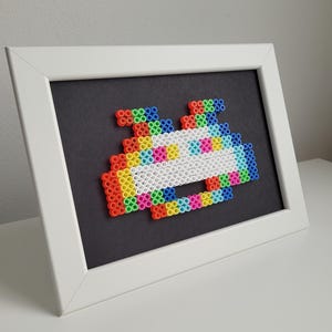 Space Invaders-pixelkunst | Glitch-ontwerp in witte lijst