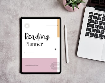以下が含まれることがあります： 黒い筆記体で「Reading Planner」と書かれたタブレット上のデジタルリーディングプランナー。タブレットの隣には白いスタイラス、ラップトップ、小さな鉢植えの植物が灰色の表面に置かれています。プランナーはピンクとオレンジのデザインです。