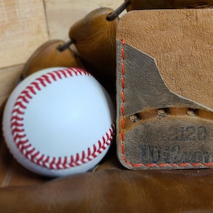 Cartera de cuero genuino con bolsillo frontal Wilson para guantes de béisbol
