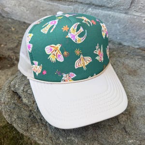 Boho truckerpet met vogelprint, pet met vogelmotief, truckerpet voor dames, dameshoeden, bloemenhoed, truckerpetten, boho pet, boho cadeau, pet voor dames, cadeau met vogelmotief