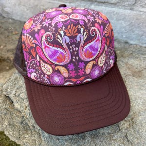Czapka typu trucker w stylu boho z łabędziem, czapka z ptakiem, czapka typu trucker dla kobiet, czapki damskie, kapelusz z kwiatem, czapki typu trucker, czapka boho, prezent boho, czapka dla kobiet, prezent w stylu ptaka