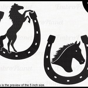 Puede incluir: Dos diseños de bordado negros que representan un caballo y una herradura. El primer diseño muestra un caballo que se levanta sobre sus patas traseras, con las patas delanteras en el aire, de pie dentro de una herradura. El segundo diseño muestra la cabeza de un caballo dentro de una herradura.
