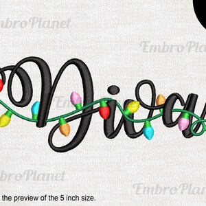 Pode incluir: Palavra bordada em preto "Diver" com uma sequência de luzes de Natal coloridas. O design inclui luzes vermelhas, amarelas, azuis, laranja e rosa em um fio verde. O texto na parte inferior diz "This is the preview of the 5 inch size."