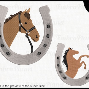 Puede incluir: Dos diseños de bordado que representan un caballo marrón y una herradura. El primer diseño muestra la cabeza de un caballo con una cabezada dentro de la herradura. El segundo diseño muestra un caballo alzándose dentro de la herradura.