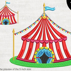 Puede incluir: Carpa de circo de rayas rojas y blancas con una entrada azul y amarilla y una bandera azul en la parte superior. La carpa tiene una base de hierba verde y banderas de colores alrededor de la parte superior.