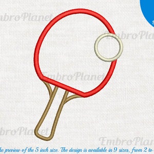 Puede incluir: Diseño bordado de una raqueta y una pelota de ping pong. La raqueta es roja con un mango beige y un círculo beige que representa la pelota. El diseño está disponible en 9 tamaños, de 5 a 20 cm.