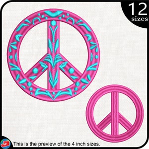 Pode incluir: Um símbolo de paz rosa com um design floral azul ao redor da borda. Há um símbolo de paz rosa menor sem nenhum design abaixo. O texto "12 tamanhos" está no canto superior direito da imagem.