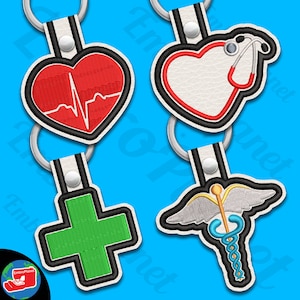 Op de afbeelding: Vier verschillende sleutelhangers met geborduurde ontwerpen. De eerste sleutelhanger heeft een rood hart met een witte EKG-lijn. De tweede sleutelhanger heeft een wit hart met een rode omtrek en een rode stethoscoop. De derde sleutelhanger heeft een groen kruis. De vierde sleutelhanger heeft een gouden caduceus met vleugels.