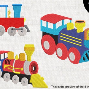 Może przedstawiać: Trzy haftowane wzory zabawek pociągów w kolorze czerwonym, niebieskim i żółtym. Pociągi mają koła, komin i wagon. Wzory są dostępne w 12 rozmiarach.