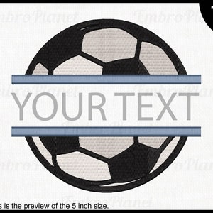 Op de afbeelding: Een zwart-wit voetbalontwerp met ruimte voor aangepaste tekst. Het ontwerp bevat de tekst "YOUR TEXT" in grijs, met een lichtblauwe balk boven en onder de tekst. De tekst "11 sizes" is ook inbegrepen.