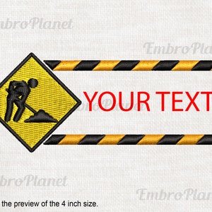 Puede incluir: Un cartel de construcción amarillo y negro con un trabajador cavando en el suelo. El cartel tiene un borde rayado negro y amarillo y un rectángulo blanco con el texto "YOUR TEXT" en rojo.
