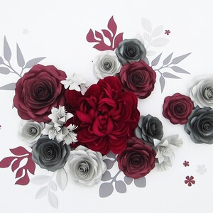 Set di fiori di carta 3D grigio bordeaux, grandi fiori di carta per la decorazione della parete sopra il divano, decorazione della parete gigante del fiore di carta sopra il letto, fiore murale