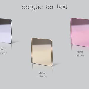 K&ouml;nnte beinhalten: Drei quadratische Acrylspiegel in Silber, Gold und Ros&eacute;gold. Der Text "Acryl f&uuml;r Text" befindet sich &uuml;ber den Spiegeln.