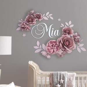 Cartello con nome per neonati con decorazione da parete con fiori di carta sopra la culla, decorazione per la cameretta dei bambini, grandi fiori di carta color rosa antico, set di decorazioni da parete personalizzate per la cameretta dei bambini