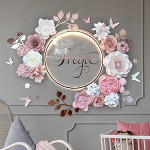 Insegna al neon con grandi fiori di carta per la decorazione della parete della cameretta del bambino, insegna con nome del bambino in oro rosa con luci, fiori rosa antico, foglie in oro rosa