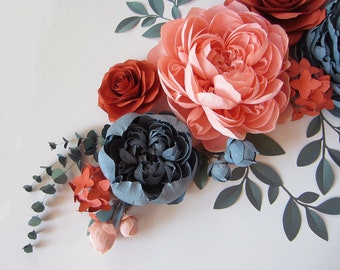 Decoração de parede artesanal com flores de papel: peônias grandes, rosas e hortênsias.