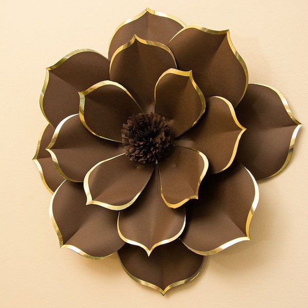 Papieren bloem van exclusief design - luxe bloemenmuur - chocoladebruine grote bloem met gouden rand - alternatieve reuzenbloemalternatief