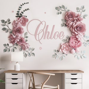 Elegante set di fiori di carta in rosa antico e foglie di salvia attorno al cartello con il nome personalizzato, grande fiore di peonia di carta crespa per la decorazione della parete della scuola materna