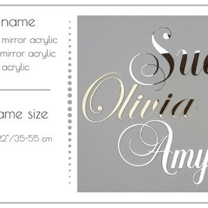 Puede incluir: Tres nombres, Sue, Olivia y Amy, se muestran en una fuente cursiva sobre un fondo gris. Los nombres est&aacute;n cortados de acr&iacute;lico en espejo plateado, espejo dorado y blanco.