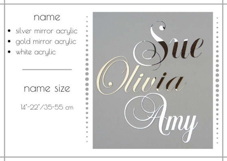 Puede incluir: Tres nombres, Sue, Olivia y Amy, se muestran en una fuente cursiva sobre un fondo gris. Los nombres est&aacute;n cortados de acr&iacute;lico en espejo plateado, espejo dorado y blanco.