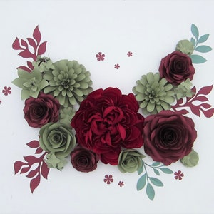 Grande fiore di carta per decorazione da parete in Borgogna e oliva, composizione floreale da parete con peonie e rose in carta crespa, decorazione da parete per camera da letto sopra il letto