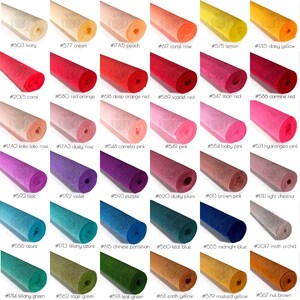 Pu&ograve; includere: Tabella colori per carta crespa in vari colori, tra cui pesca, corallo, rosa, lavanda, blu, verde, giallo, arancione, rosso, marrone e nero. La tabella &egrave; etichettata "Papier Deco" e "peonie".