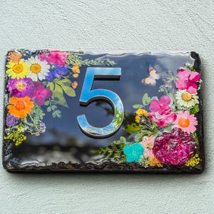 Hausschild aus Schiefer, Türnummer für die Wand mit Blumenmotiv, personalisierte Hausnummer aus Schiefer mit Wildblumen, Einzigartiges