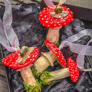 Ceramiczna czerwona ozdoba świąteczna w kształcie grzyba, dekoracja w kształcie muchomora w kropki, prezent Cottagecore Woodland