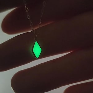 Collar de diamantes verdes diminutos dorados - Collar brillante de plata esterlina maciza - Inspirado en Los Sims