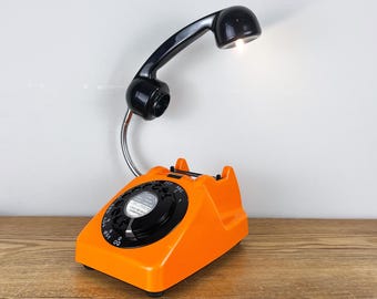Lámpara de escritorio naranja y negra, regalo para trabajar desde casa.